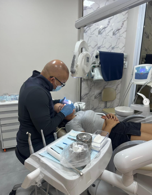 Dr. Eduardo Araújo realizando atendimento odontológico